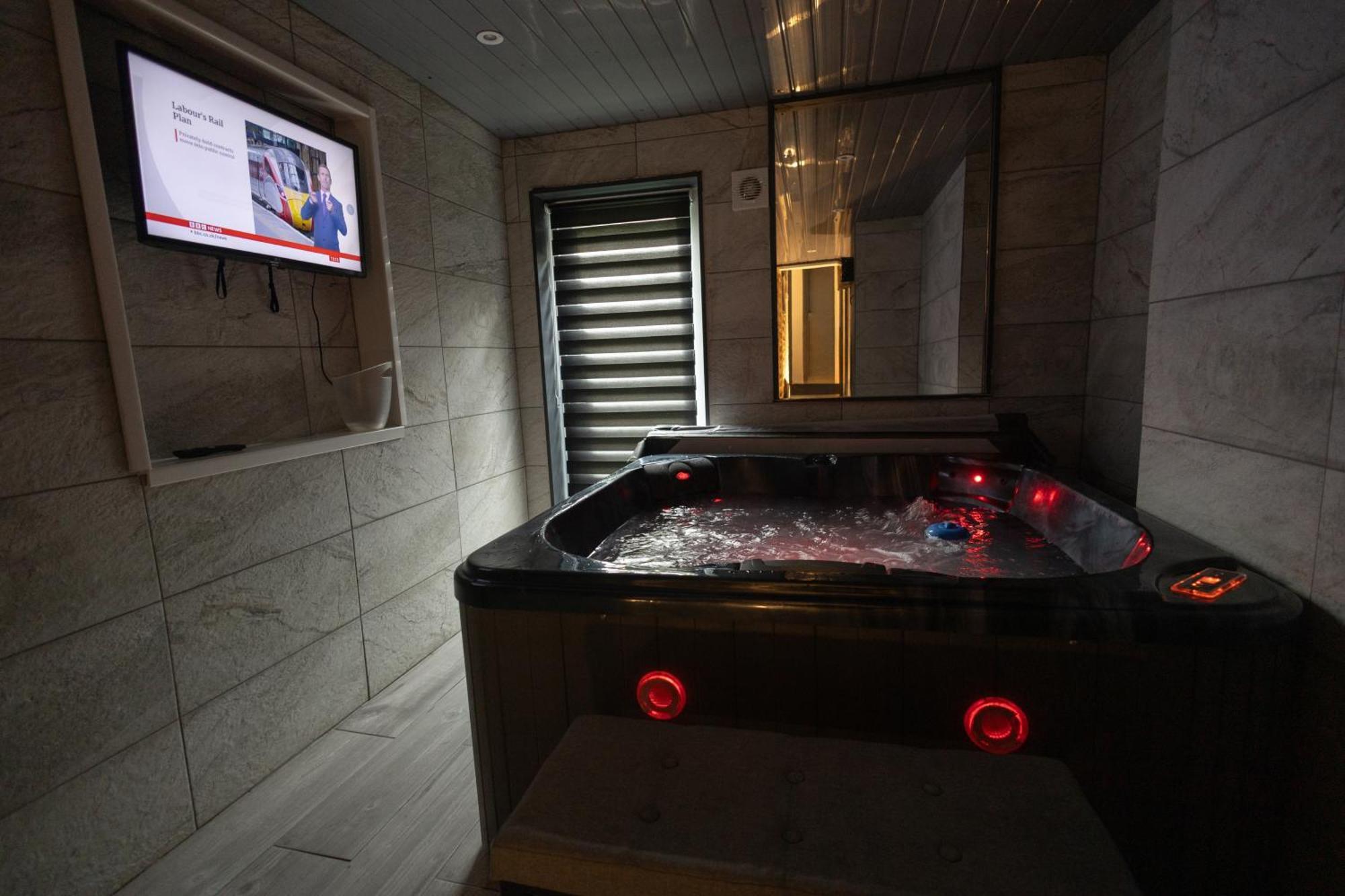 Elegant 1Bedroom Flat With Jacuzzi In A Prime Location Londres Exterior foto