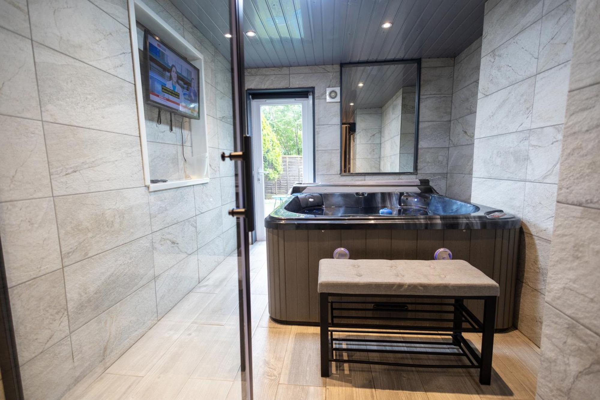 Elegant 1Bedroom Flat With Jacuzzi In A Prime Location Londres Exterior foto